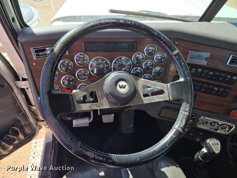 image for item EU3877 2005 Western Star 4900 semi truck