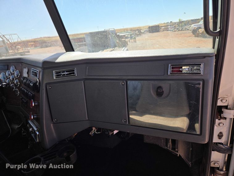 image for item EU3877 2005 Western Star 4900 semi truck