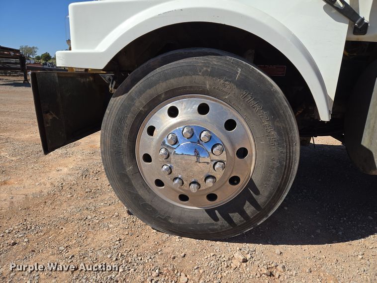 image for item EU3877 2005 Western Star 4900 semi truck