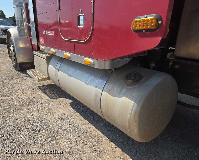 image for item EU3911 2004 Peterbilt 379 semi truck