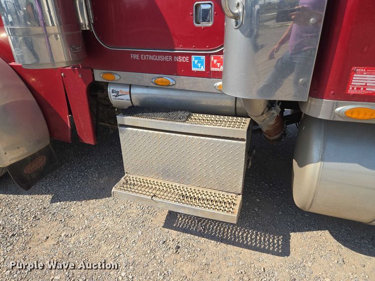 image for item EU3911 2004 Peterbilt 379 semi truck