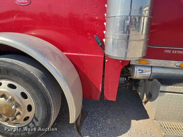 image for item EU3911 2004 Peterbilt 379 semi truck