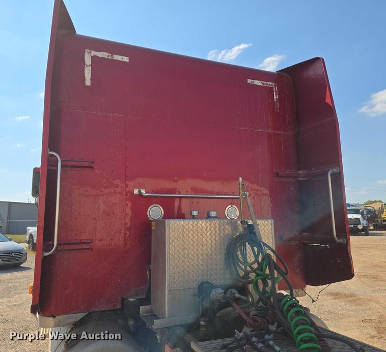 image for item EU3911 2004 Peterbilt 379 semi truck