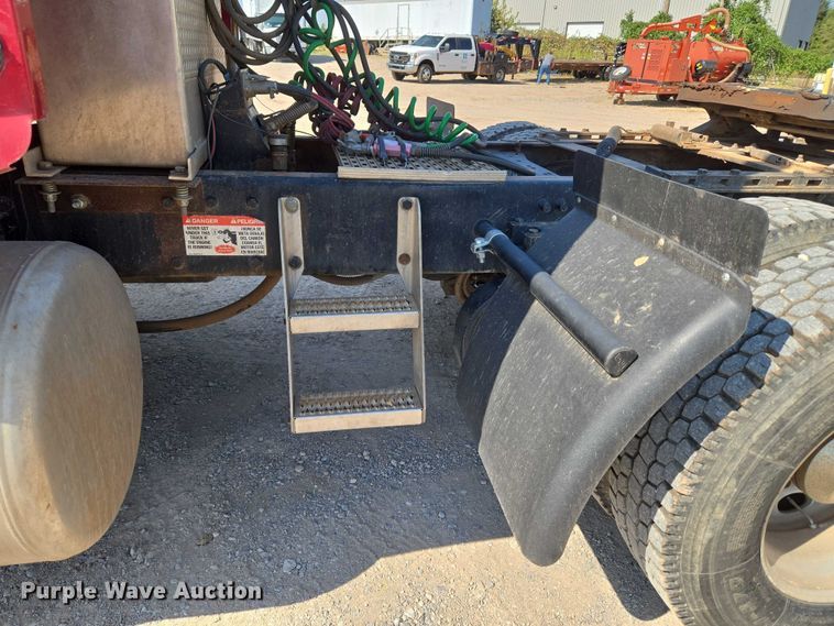 image for item EU3911 2004 Peterbilt 379 semi truck