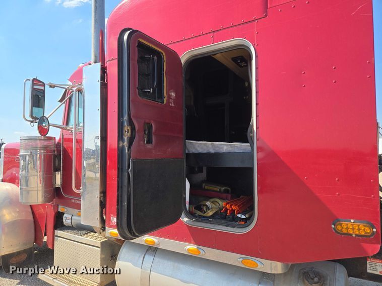 image for item EU3911 2004 Peterbilt 379 semi truck