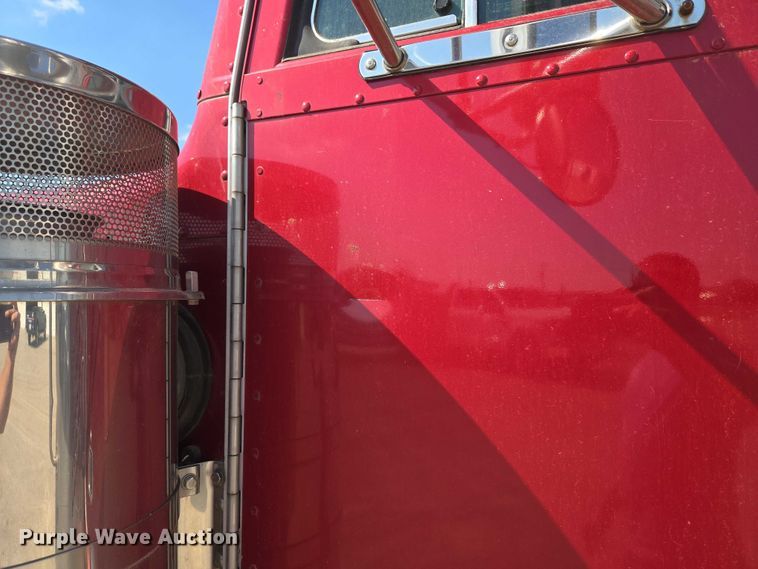 image for item EU3911 2004 Peterbilt 379 semi truck