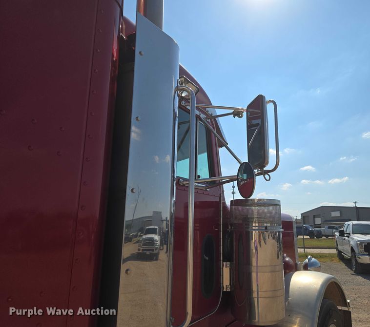image for item EU3911 2004 Peterbilt 379 semi truck