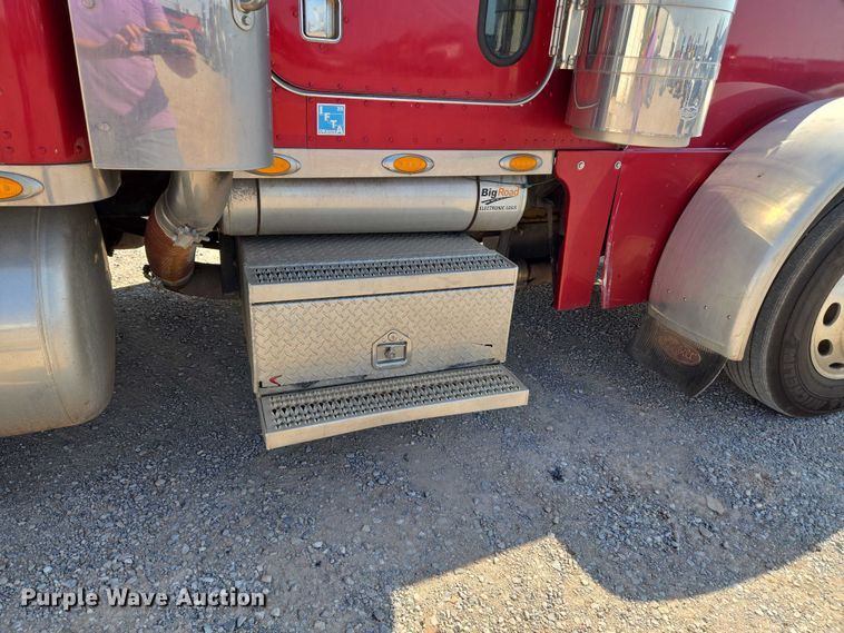 image for item EU3911 2004 Peterbilt 379 semi truck