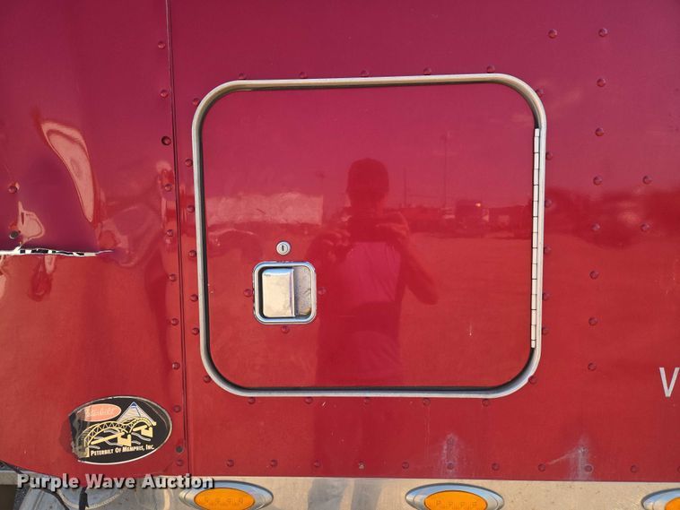 image for item EU3911 2004 Peterbilt 379 semi truck