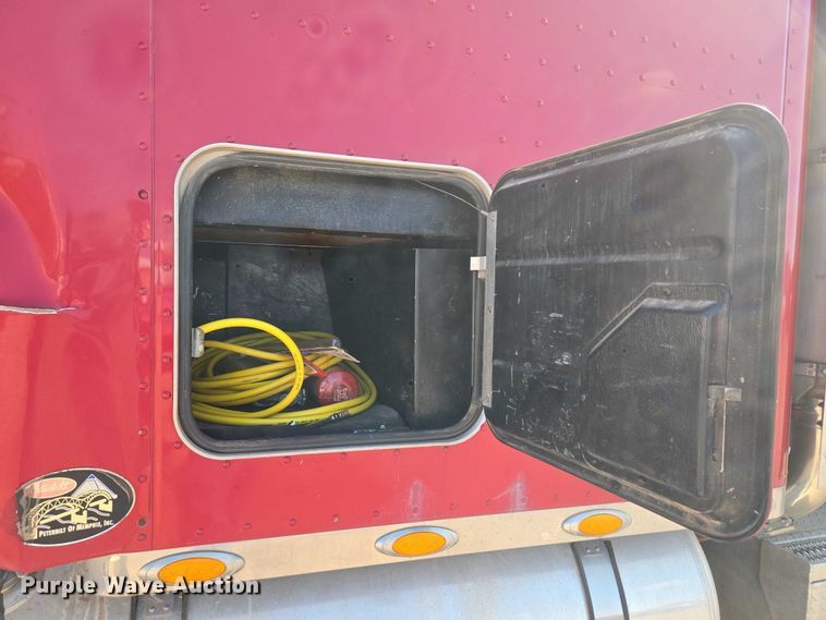image for item EU3911 2004 Peterbilt 379 semi truck
