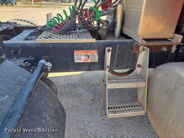 image for item EU3911 2004 Peterbilt 379 semi truck