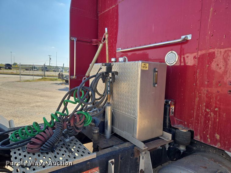 image for item EU3911 2004 Peterbilt 379 semi truck