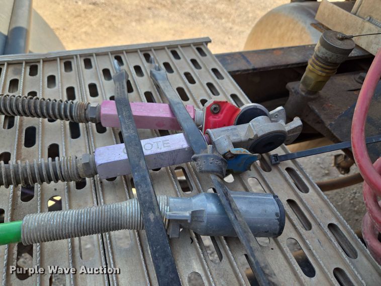 image for item EU3911 2004 Peterbilt 379 semi truck