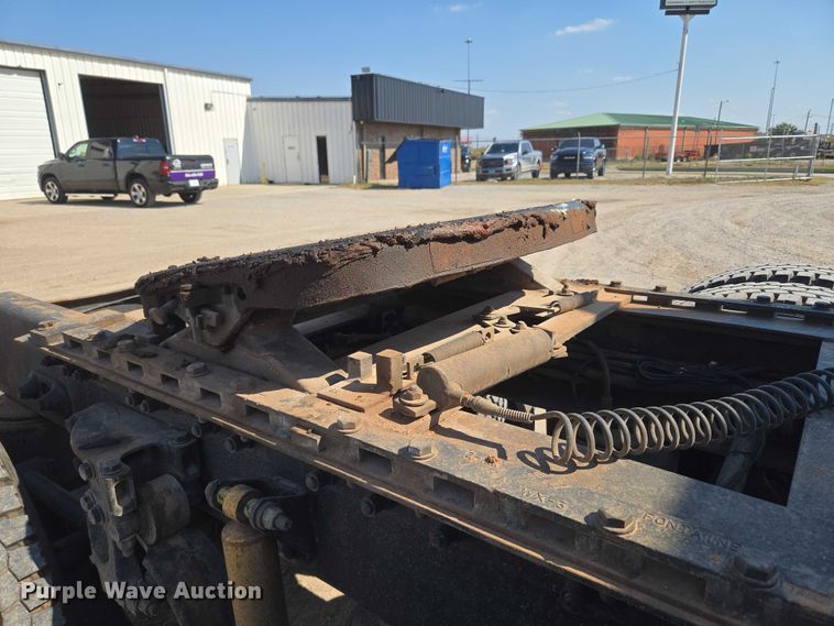 image for item EU3911 2004 Peterbilt 379 semi truck