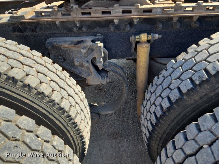 image for item EU3911 2004 Peterbilt 379 semi truck