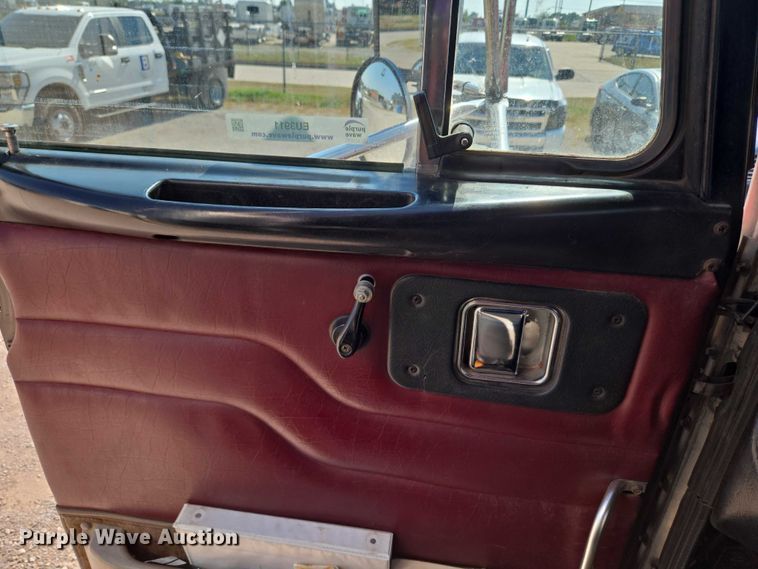 image for item EU3911 2004 Peterbilt 379 semi truck