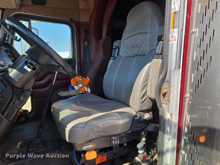 image for item EU3911 2004 Peterbilt 379 semi truck