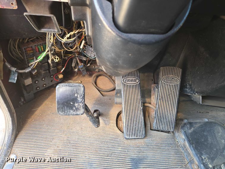 image for item EU3911 2004 Peterbilt 379 semi truck