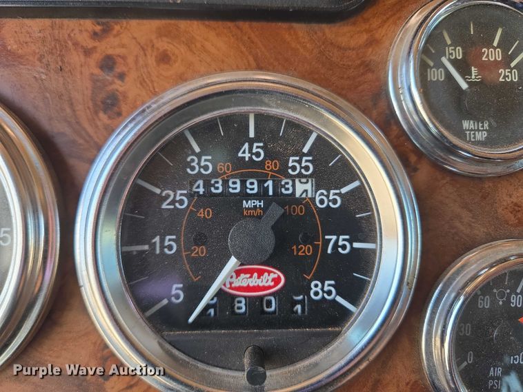 image for item EU3911 2004 Peterbilt 379 semi truck