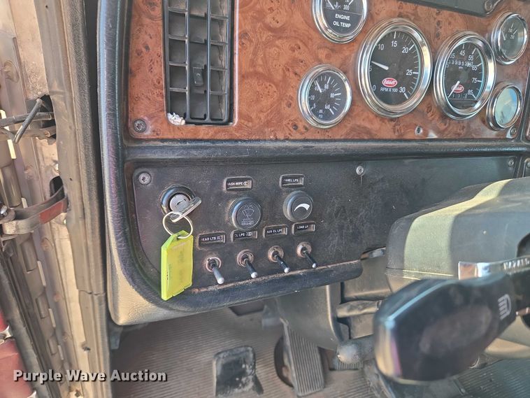 image for item EU3911 2004 Peterbilt 379 semi truck