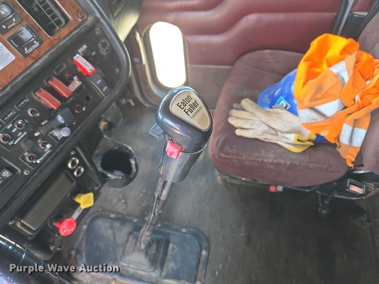 image for item EU3911 2004 Peterbilt 379 semi truck