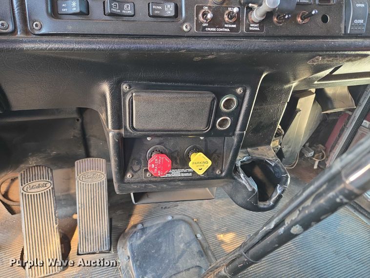 image for item EU3911 2004 Peterbilt 379 semi truck