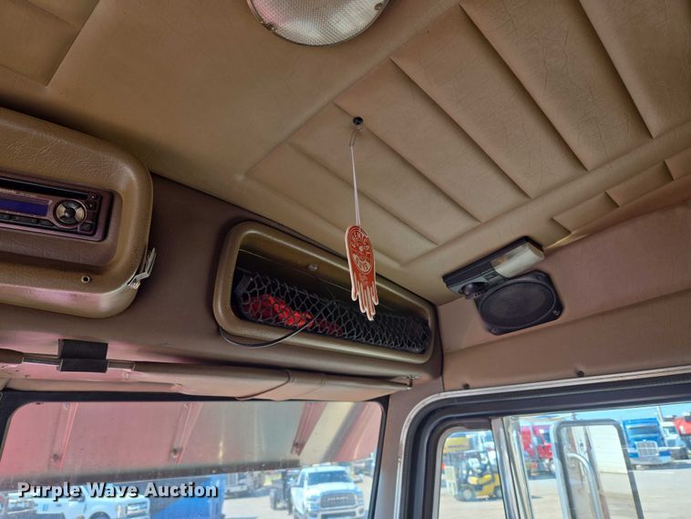 image for item EU3911 2004 Peterbilt 379 semi truck