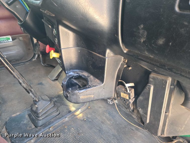 image for item EU3911 2004 Peterbilt 379 semi truck