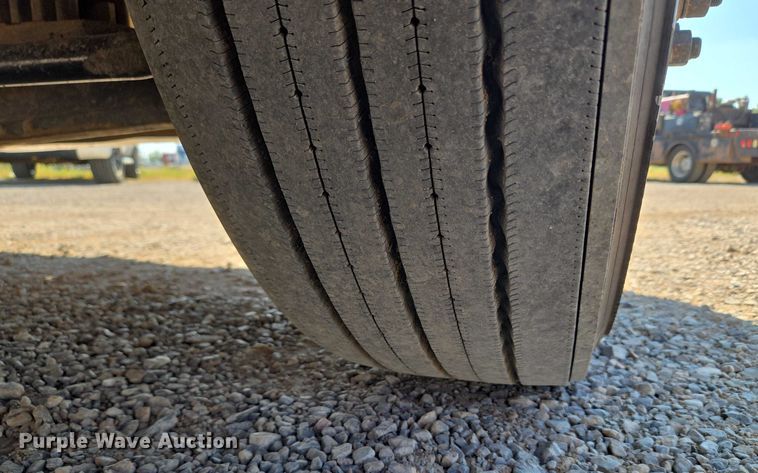 image for item EU3911 2004 Peterbilt 379 semi truck