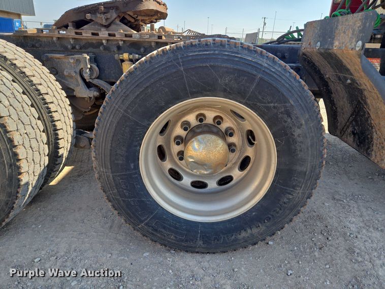 image for item EU3911 2004 Peterbilt 379 semi truck