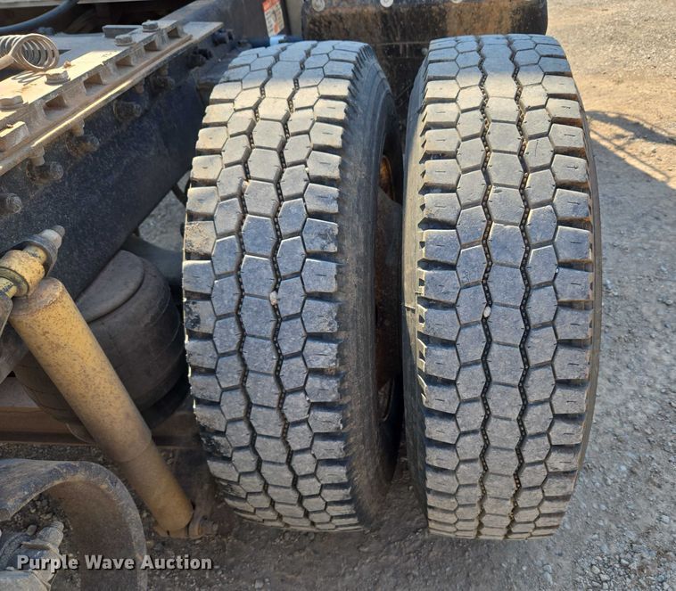 image for item EU3911 2004 Peterbilt 379 semi truck