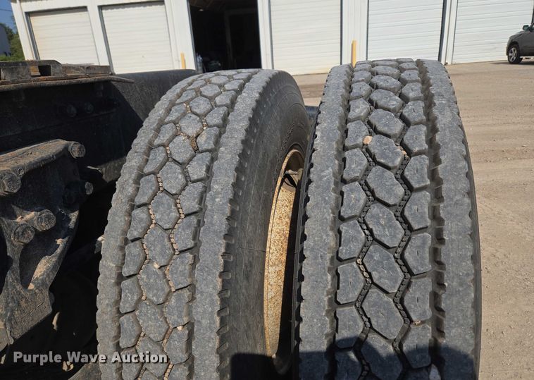 image for item EU3911 2004 Peterbilt 379 semi truck