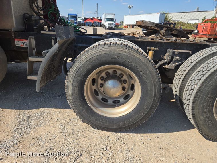 image for item EU3911 2004 Peterbilt 379 semi truck