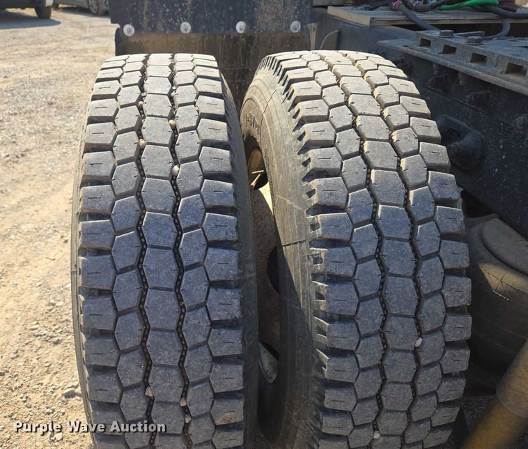 image for item EU3911 2004 Peterbilt 379 semi truck