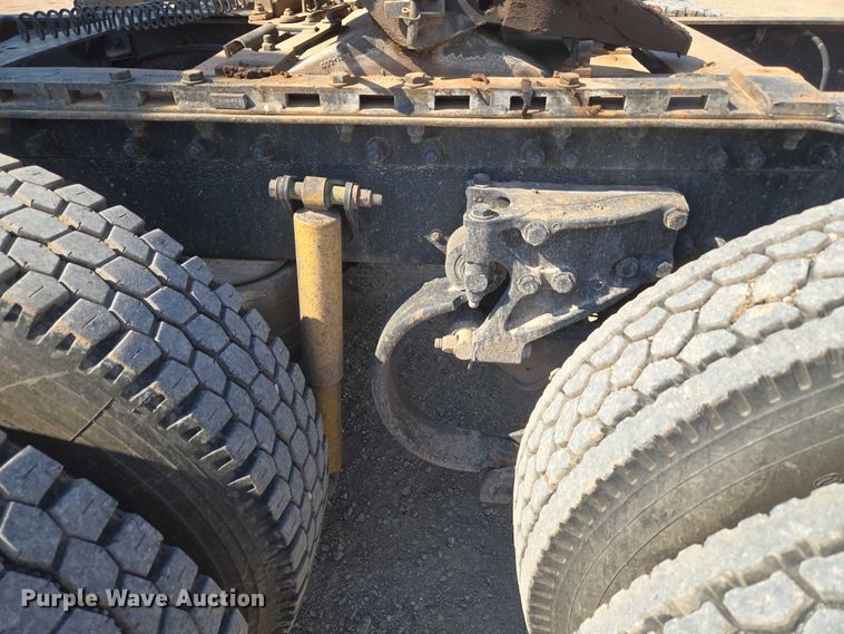 image for item EU3911 2004 Peterbilt 379 semi truck