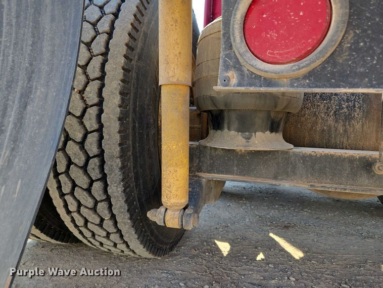 image for item EU3911 2004 Peterbilt 379 semi truck