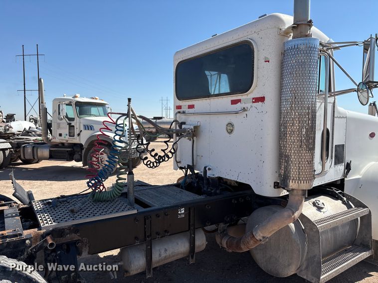 image for item EU4695 2003 Peterbilt 378 semi truck