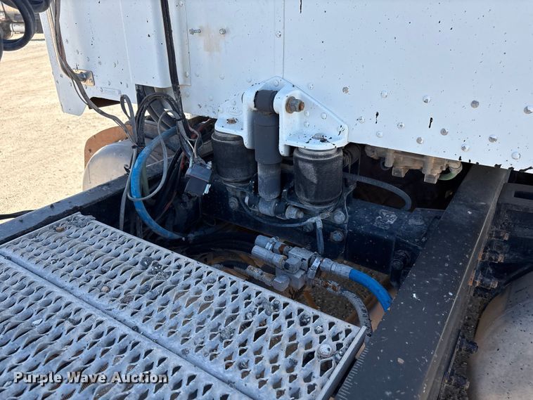 image for item EU4695 2003 Peterbilt 378 semi truck