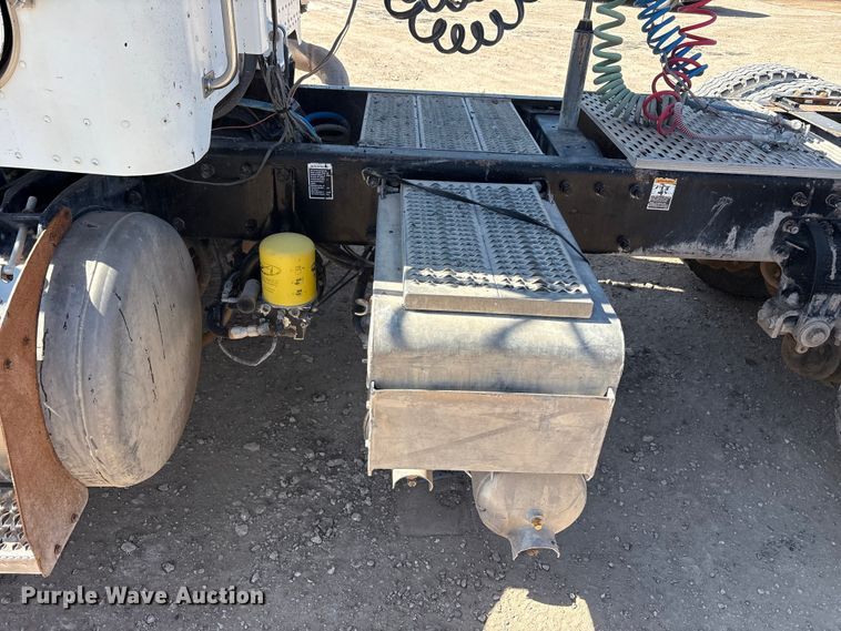 image for item EU4695 2003 Peterbilt 378 semi truck