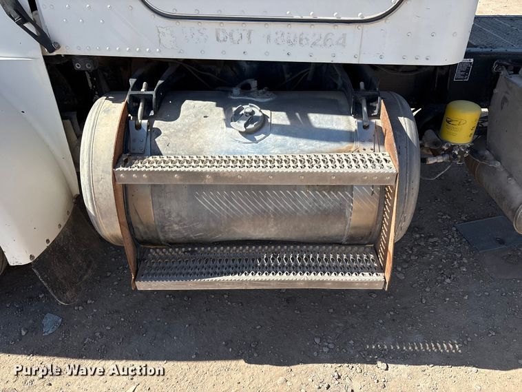 image for item EU4695 2003 Peterbilt 378 semi truck