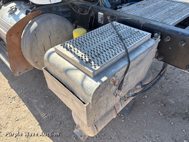 image for item EU4695 2003 Peterbilt 378 semi truck