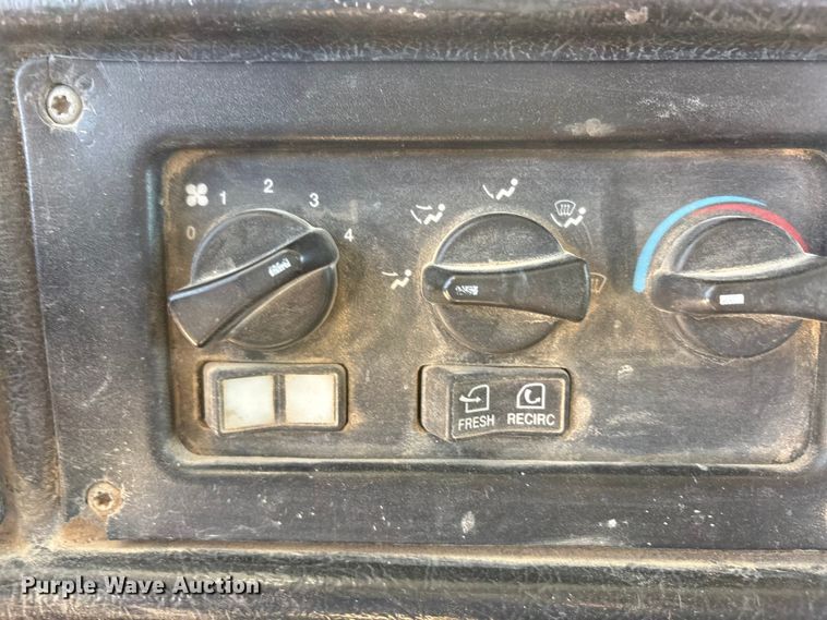 image for item EU4695 2003 Peterbilt 378 semi truck