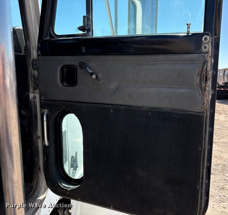 image for item EU4695 2003 Peterbilt 378 semi truck