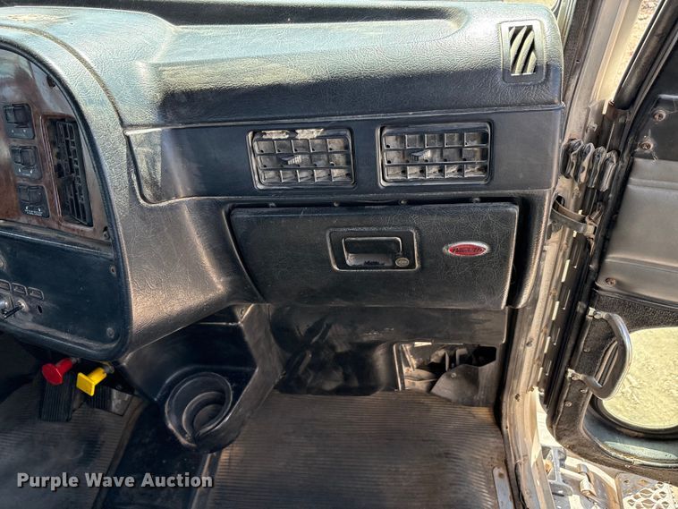 image for item EU4695 2003 Peterbilt 378 semi truck