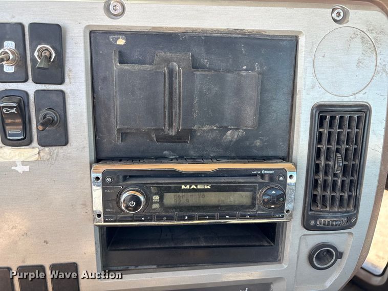 image for item EU4696 2013 Mack GU713 semi truck