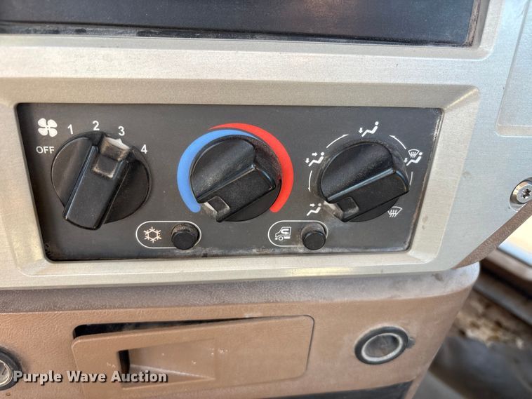 image for item EU4696 2013 Mack GU713 semi truck