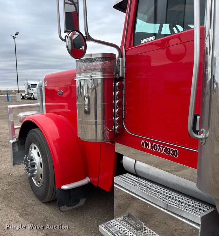 image for item EU6094 2009 Peterbilt 389 semi truck