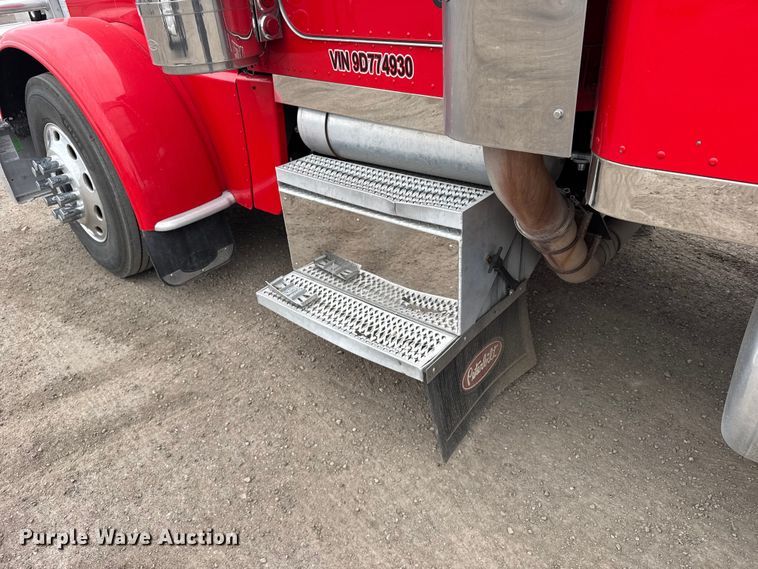 image for item EU6094 2009 Peterbilt 389 semi truck