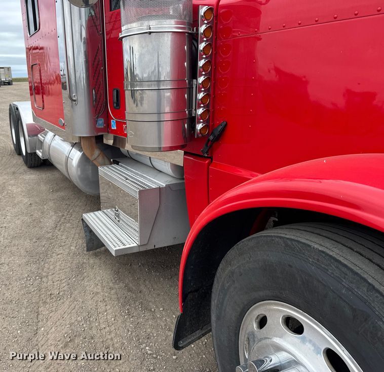 image for item EU6094 2009 Peterbilt 389 semi truck