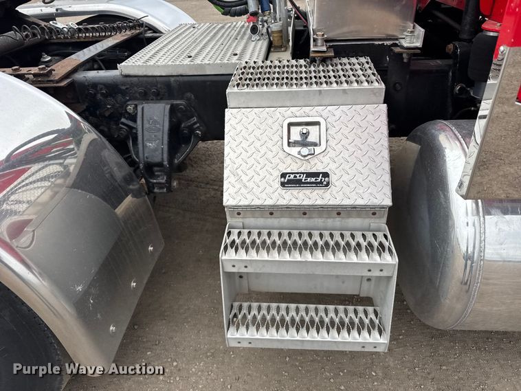 image for item EU6094 2009 Peterbilt 389 semi truck